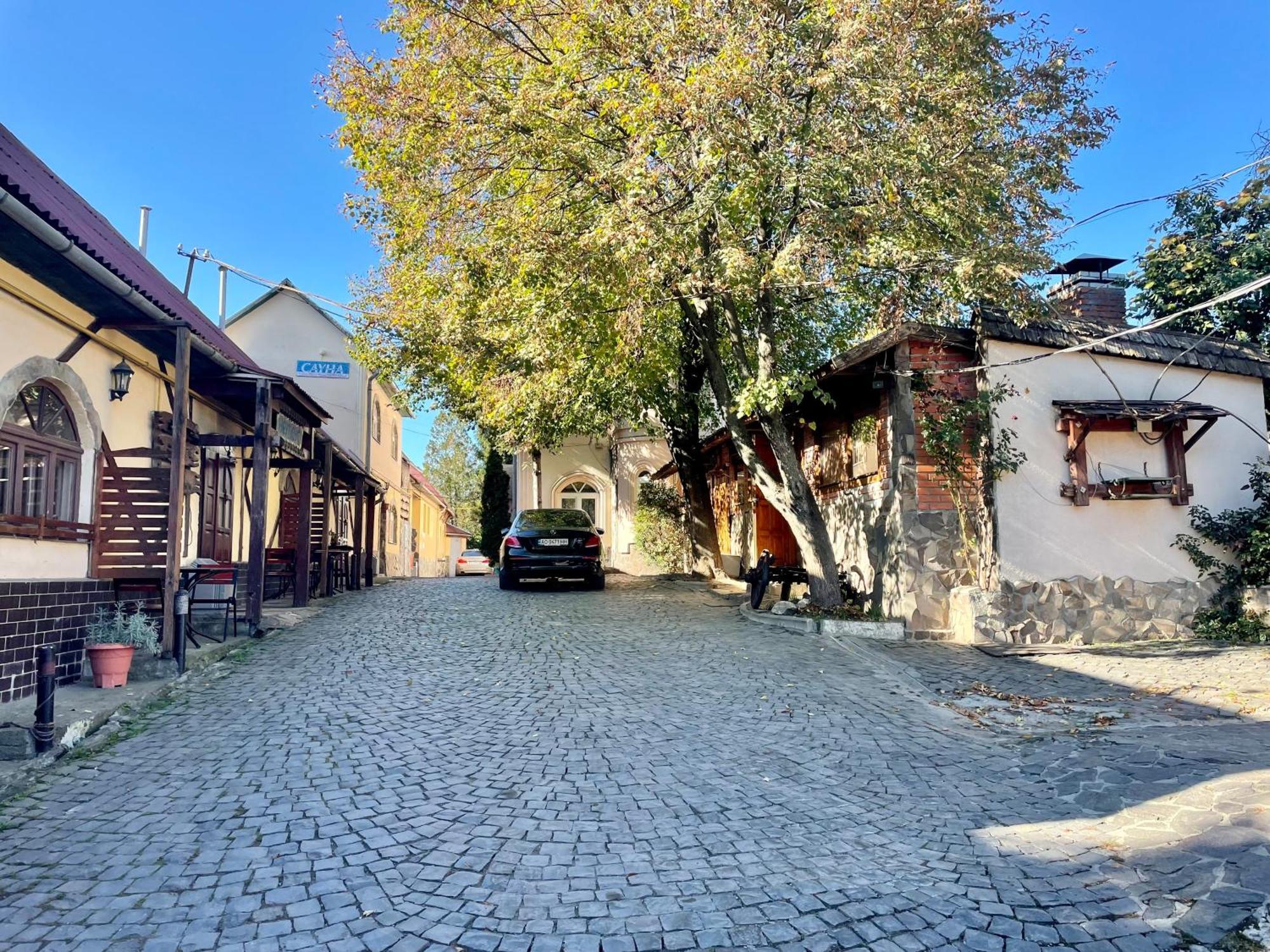 Nautilus Hotel Uzhhorod Bagian luar foto