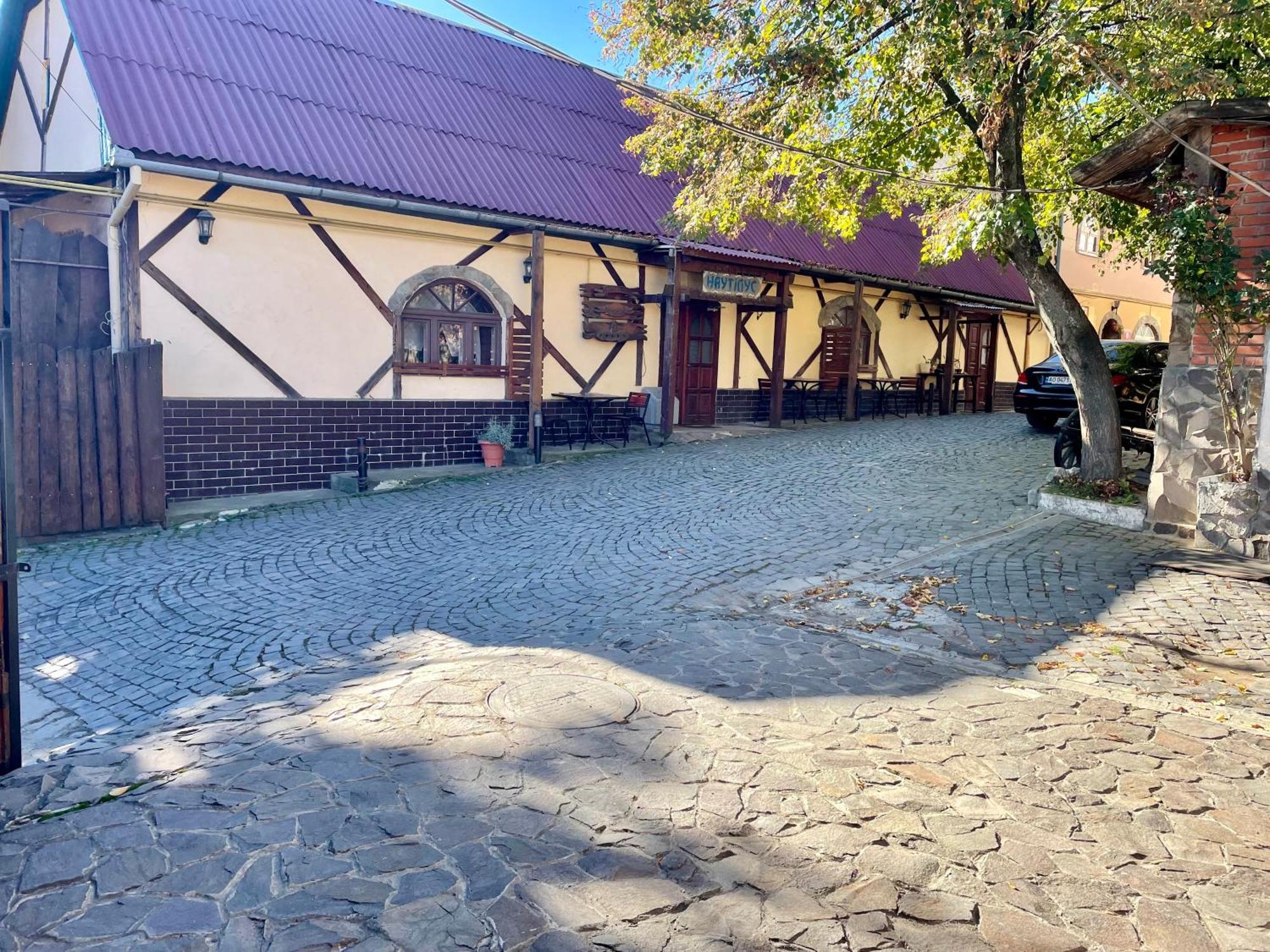 Nautilus Hotel Uzhhorod Bagian luar foto